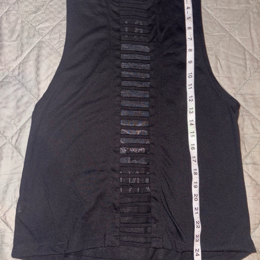 Marilyn Monroe collection
￼ size large
￼ cut off black tank top
￼ mint condition - Picture 11 of 13